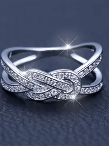 A platinum crossed ring is fashionable, high-end and simple, suitable for women to wear during proposals, travels and daily life, Criss Cross Ring