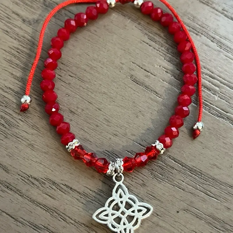 Beautiful adjustable Anti-witchess knot, protective amulet capable of returning the evil they do to us. Red coralillo beads.