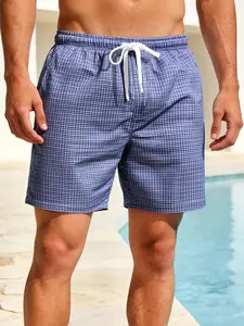Men’s plaid quick-dry beach shorts — new for summer. Casual mid-thigh shorts with a loose, breathable European/American style; swim shorts that pair well with blue-and-white check patterns. Versatile athletic shorts with a drawstring elastic waistband, su