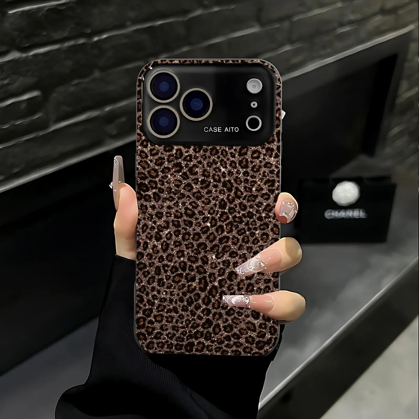 Black and gold leopard print phone case. Suitable for iPhone 17 Pro Max, 16 Pro Max, 15 Pro Max, and 14 Pro Max. Offers shock resistance and full lens protection. Also compatible with iPhone 15, 14, 13, and 12. Made of skin-friendly TPU material.