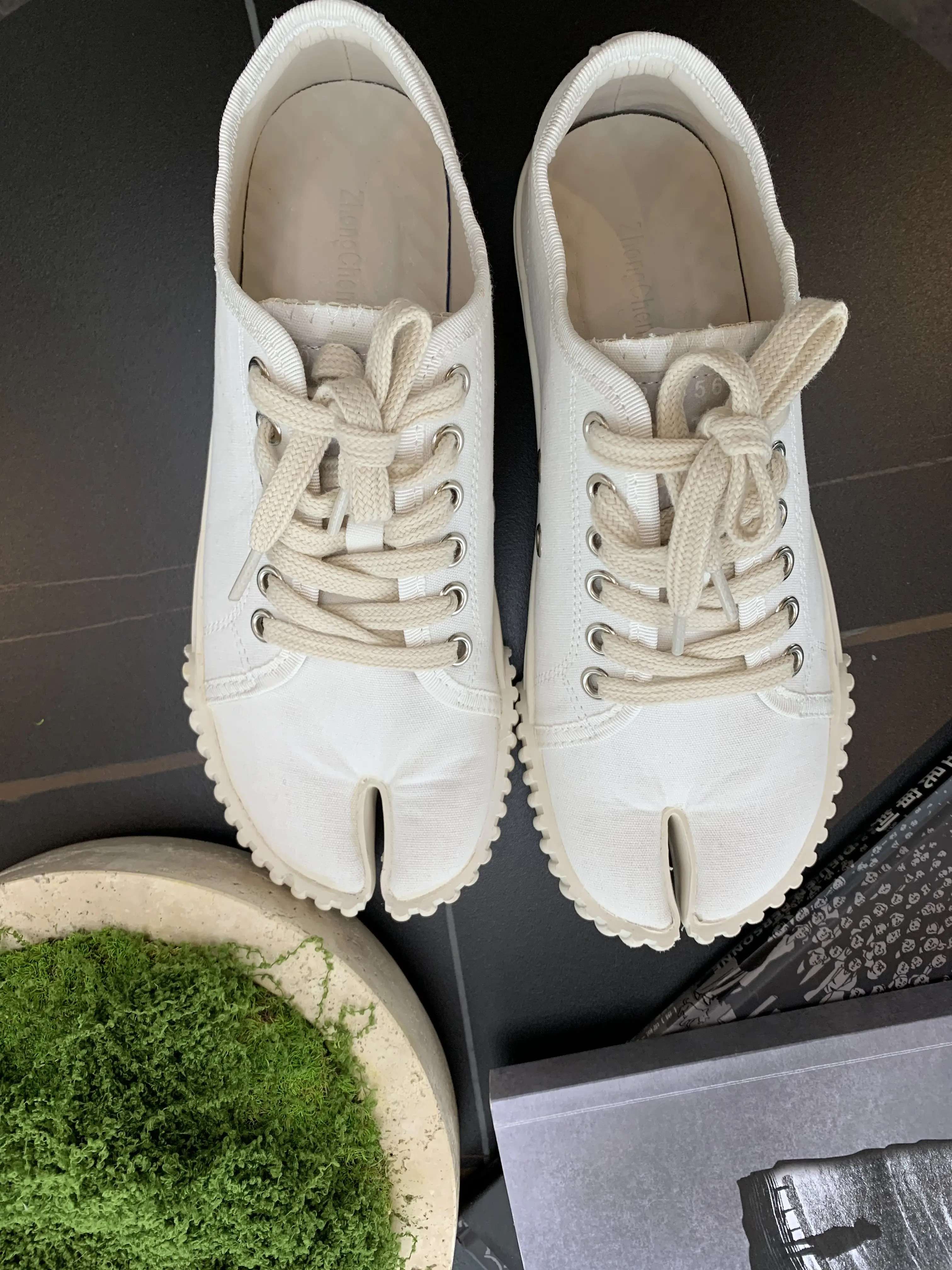 Retro-style wavy-toothed thick sole low-top canvas casual shoes for women with laces, available in black and white; in stock. High-density canvas resists wrinkling, is washable, and doesn’t deform easily; cushioned insole relieves walking fatigue. Human-f