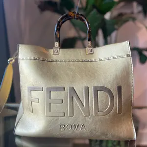 Pre-owned FENDI Calfskin Leather Tote Bags Sunshine Medium Gold Leather Shopper Tote Bag