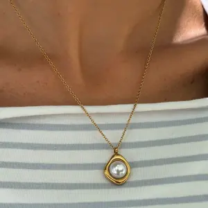 EVRY JEWELS Gold or Silver Plated Women's Pretty Pearl Aura Necklace