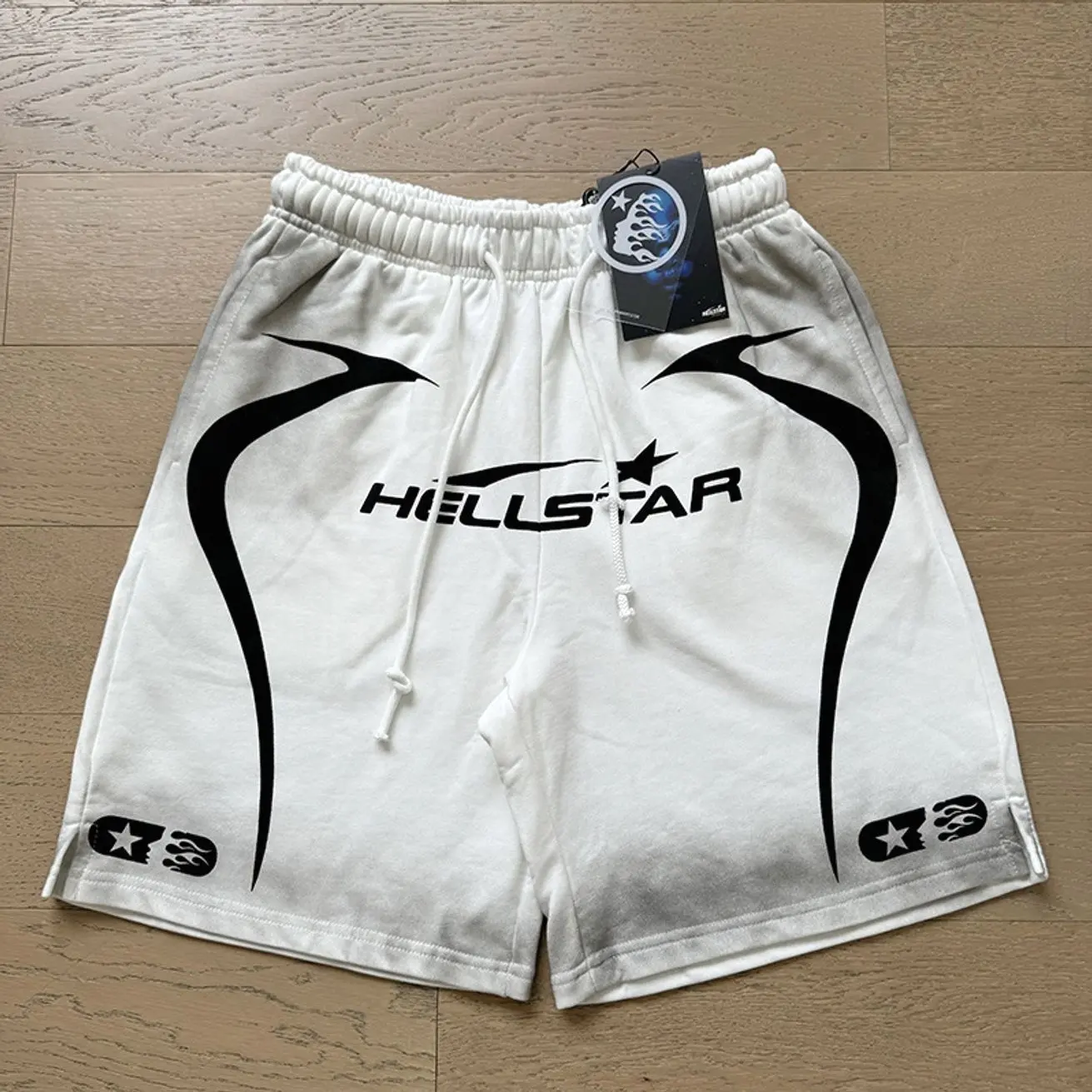 Men's Summer Niche High-Street Style: Versatile, Retro-Inspired, and Trendy. Featuring a Natural, Distressed Wash and a Distinctive Aesthetic—Personalized Fashion Design in Casual Mid-Length Shorts and Beachwear. tiktokshopspringglowup