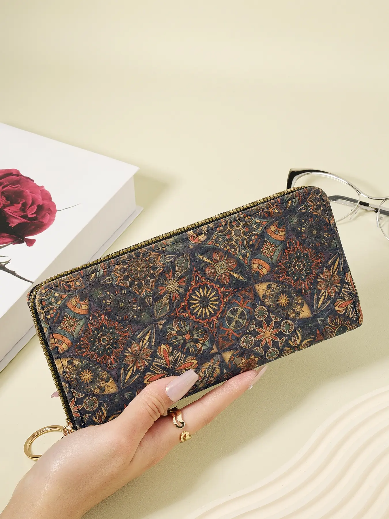 Adorned with a Sleek Chain Keychain, Fashionable printed women's long wallet, Casual Trendy Wallet, Stylish Wallet, multifunctional large capacity, multi card slot wallet that can hold small phones, suitable for outdoor and travel