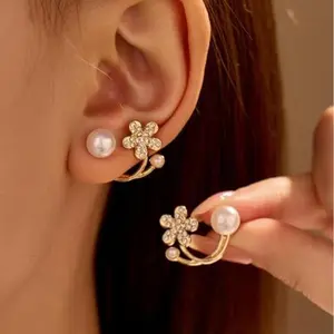 1 Pair of Pearl Crystal Women's Earrings – Gold Flower Pendant Popular Accessory for Special Occasions