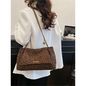 Trendy Women's Leopard Print Crossbody Bag with Chain Strap, Versatile Shoulder Bag for Outings and Commuting, Stylish Handbag for Everyday Use, Fashionable Patterned Bag
