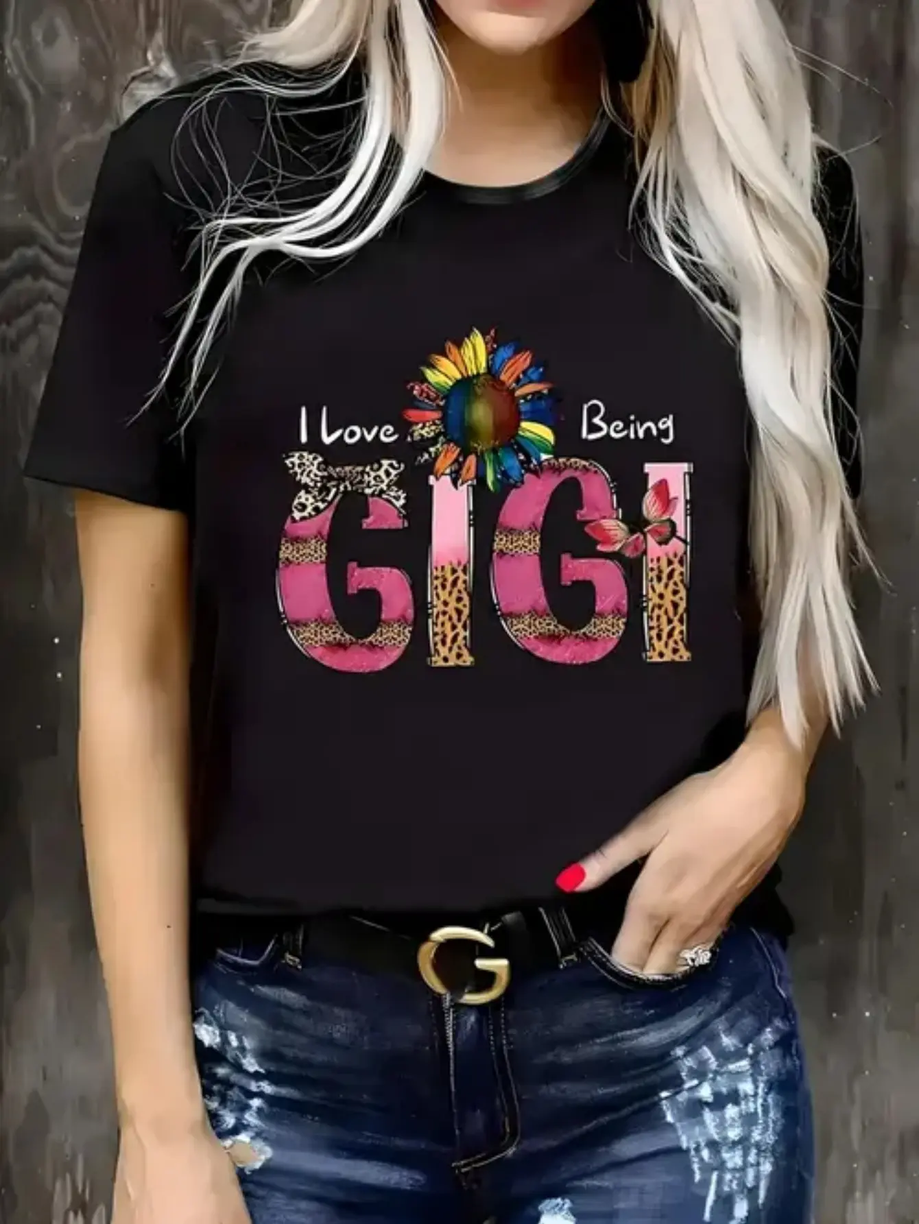 Plus-Size Women's "I Love Being GIGI" Graphic T-Shirt - Vibrant Multicolor Floral & Leopard Print Lettering, Glossy Finish Round Neck Short Sleeve Summer Top, Casual Comfort Fit for Everyday Outfits & Family Gatherings - Machine Washable Trendy Statement