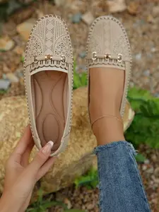 A pair of women's new spring and autumn round-toe, flat-soled, low-cut, soft-soled slip-on shoes with bow decoration, stitched design, hollowed-out, lightweight, comfortable casual shoes, granny shoes, Walking Shoes, Lightweight Slip Ons