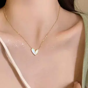 Heart necklace for women, niche fashion, light luxury clavicle chain, personalized design, versatile and simple jewelry