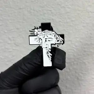 Dios por delante Pin for Any Hat