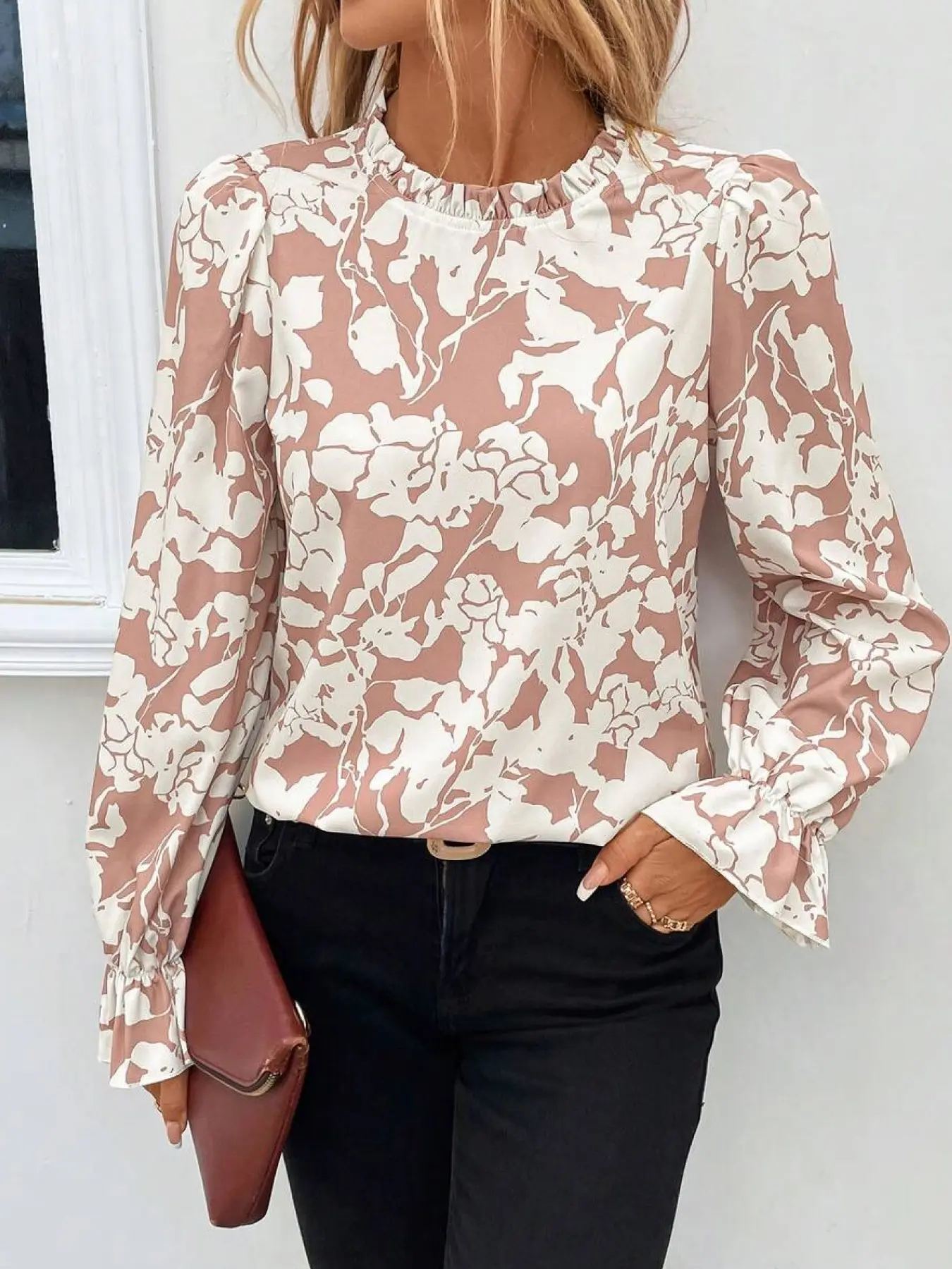 A women's nude pink floral print wood ear stand-up collar flared sleeve top, retro commuting style loose and slimming long-sleeved shirt, suitable for autumn and winter, suitable for daily shopping, coffee shop visits, commuting and other wear