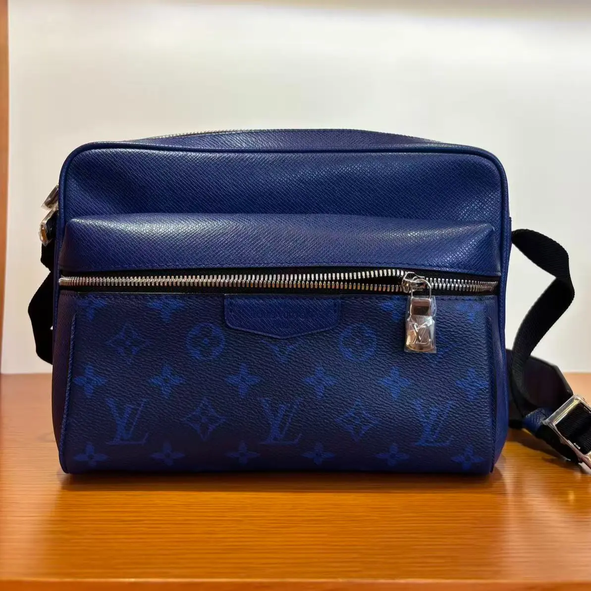 Pre-owned Louis Vuitton Taïgarama Blue Messenger Crossbody Bag