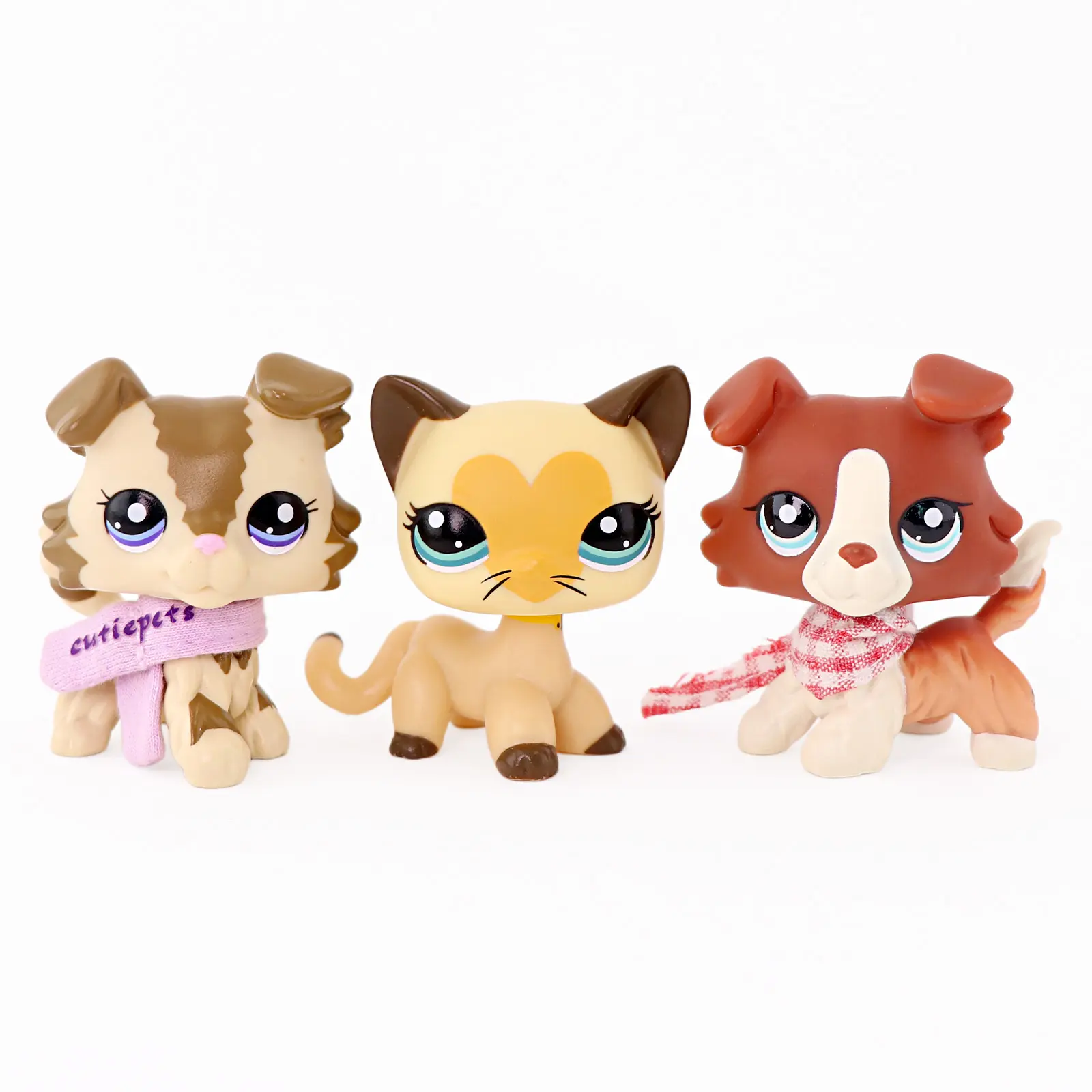 3 Pcs Mini Cartoon Pet Figurines Set, Big Eye Collie Puppy Siamese Cat & Border Collie Dog Figures with Knitted Scarf Plaid Bandana Collar Accessories, Collectible Mini Animal Toys Cake Topper Desk Decor Kids Gift