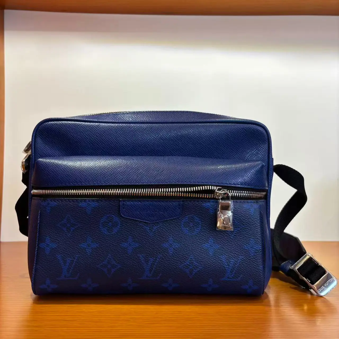 Pre-owned Louis Vuitton LV Taïgarama Blue Messenger Crossbody Bag