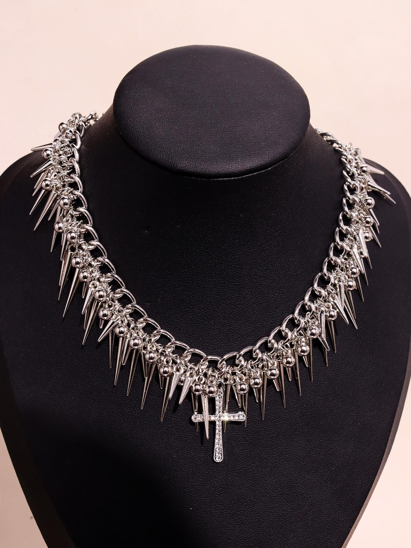 One fashionable, luxurious, bold, edgy dark gothic hip-hop punk necklace—refined Y2K design with intricate spikes and multi-layered chains for women; suitable for everyday wear and holiday parties.