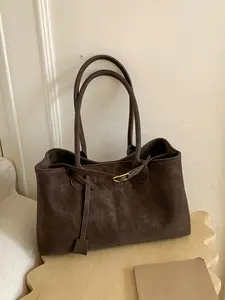 Minimalist high-end retro light luxury fashionable tote bag, casual atmosphere, large capacity shoulder bag with simple pendant decoration, can accommodate mobile phones, lipstick, suitable for dates, parties, and social occasions, Everyday shoulder bag