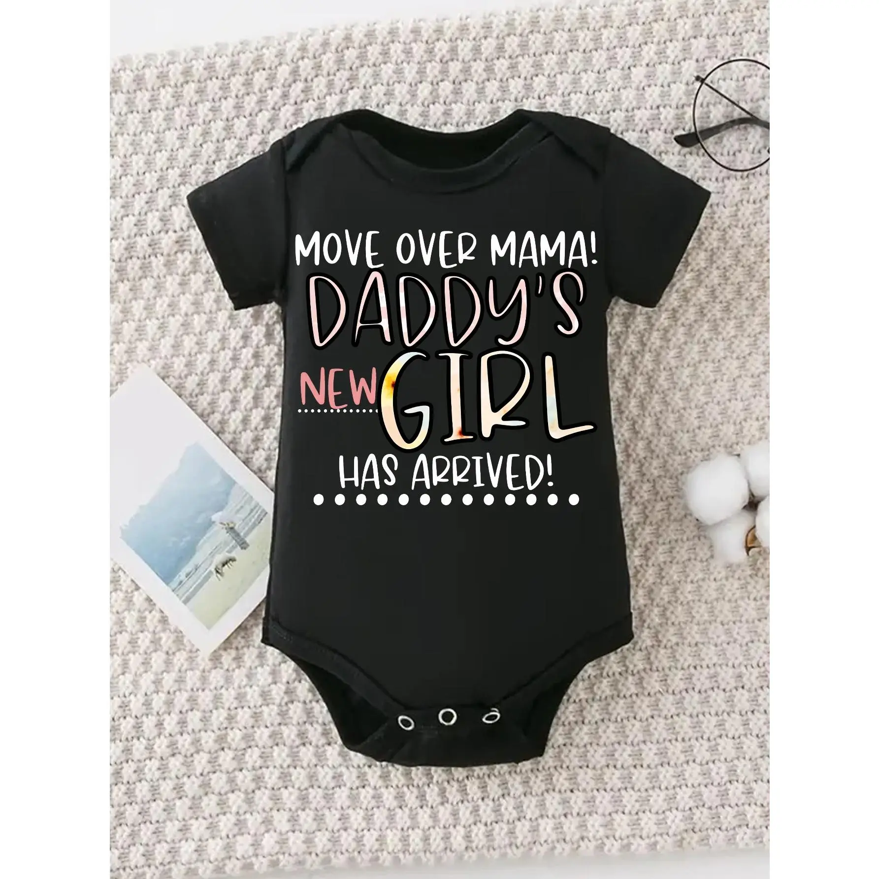 Cute Baby Bodysuit with Move Over Mama Daddy's New Girl Has Arrived Print Soft Versatile Round Neck Button Detail Regular Fit All Seasons Knitted Fabric Onesie for 0-12 Months