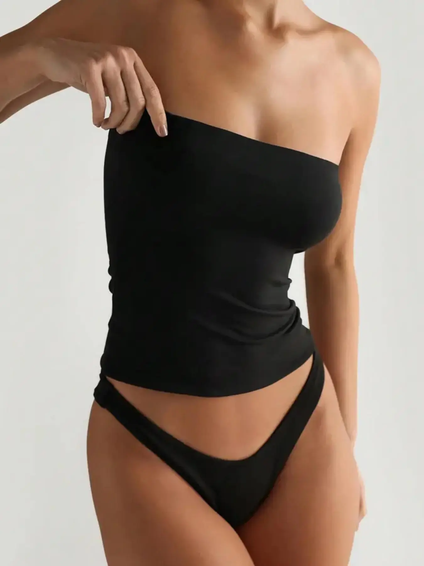 New summer sexy strapless chic top, available in multiple colors! The skin-friendly fabric hugs your body, making you look fairer and slimmer. Perfect for vacations, beach, and poolside photos, effortlessly achieving the ultimate in innocent allure!