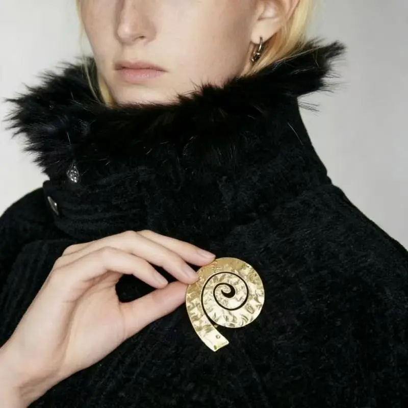 1 pc Elegant Spiral Pattern Brooch, Hollow Out Hammer Texture, Unique Luxury Design, Perfect for Commute and Coats, High-End Fashion Accessory