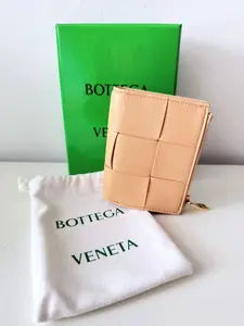 Pre-owned Leather Clutches & Wristlets Bottega Veneta Intreccio Bi Fold Wallet with Zip Coin Pocket – Beige