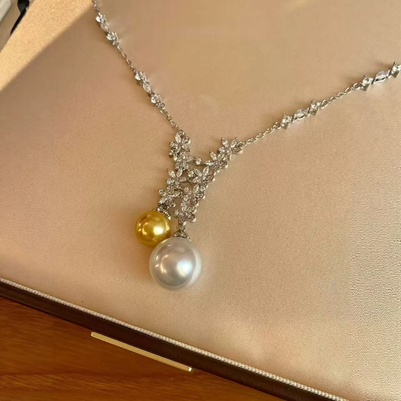 Luxurious and sophisticated two-tone pearl necklace for women, made of natural Australian white pearls with strong luster, simple and stylish collarbone chain