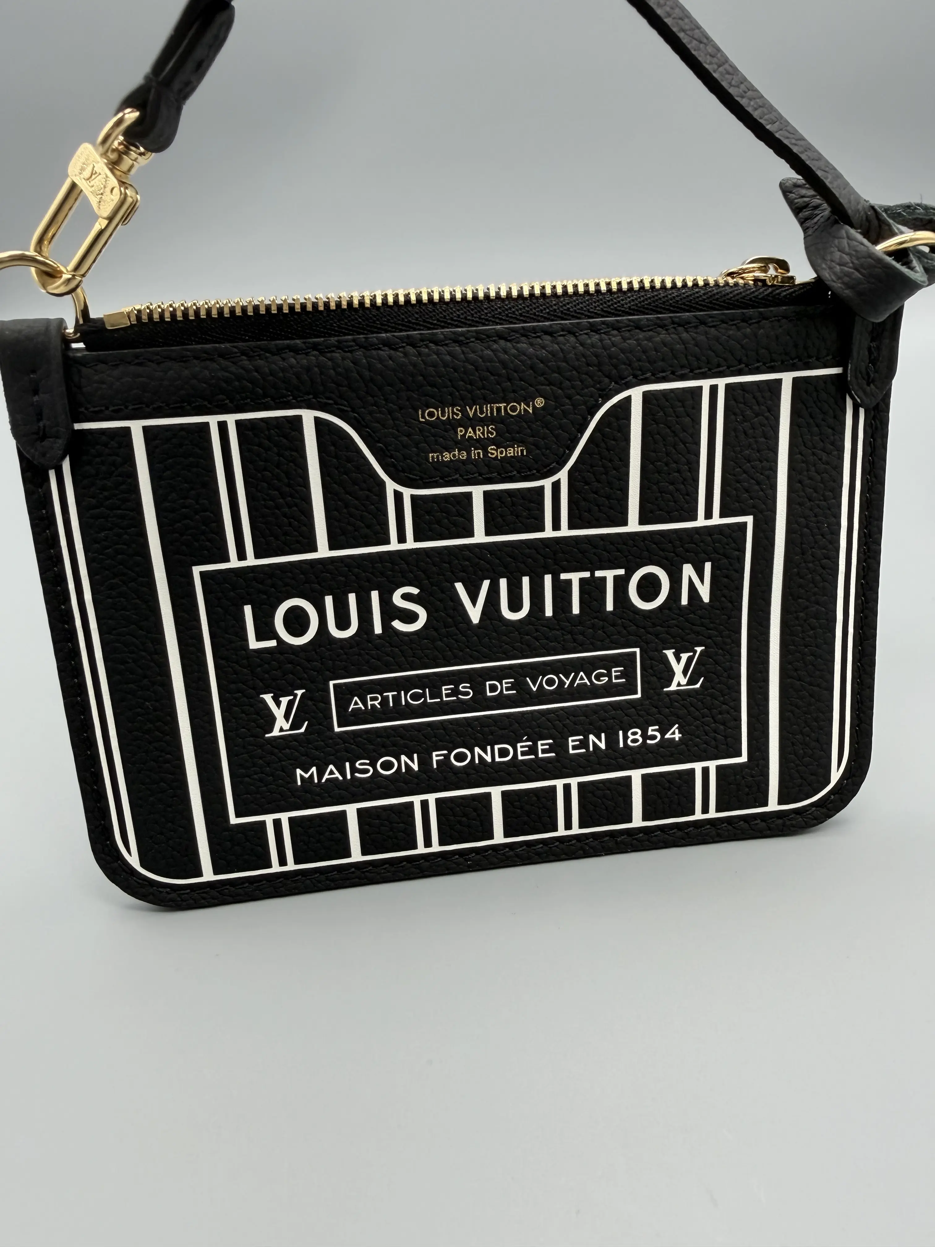 Pre-owned Louis Vuitton Calfskin Leather Mini bags Mini Neverfull Inside Out Pouch Casual Trendy Handbag, Handbag Purse, Grained Texture, Modern Twist, Distinctive Look, Natural Luxurious Feel, Versatile Elegance Focused Accessory