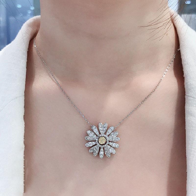 Women's Beating Heart Daisy Magic Necklace, Swarovski Element Crystal Clavicle Chain, Luxury Elegant Jewelry Gift for Her