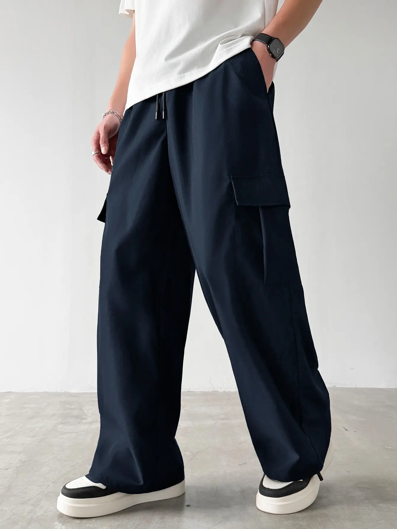 Men’s fashion cargo pants featuring a drawstring elastic waistband, multiple zippered pockets, and large side pockets — breathable regular fit, outdoor sports straight-leg casual long pants. Stylish, versatile American street retro cargo trousers.