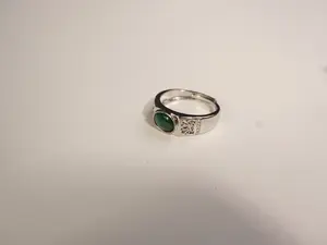The "Mo Yu Xing Hui Men's Silver Ring" is silver inlaid with dark green chalcedony gems, with side relief patterns and broken diamonds, which is versatile in business and leisure, showing mature charm.