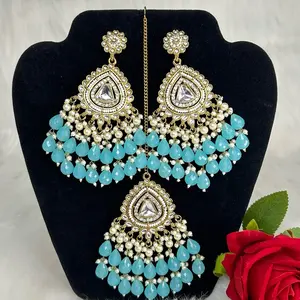 Stylish Kundan Lightweight Earrings And Tikka Set with Pearls