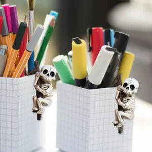 2PCS Climbing Skeleton Halloween Decor – Creative Garden & Cup Edge Skull Figurines