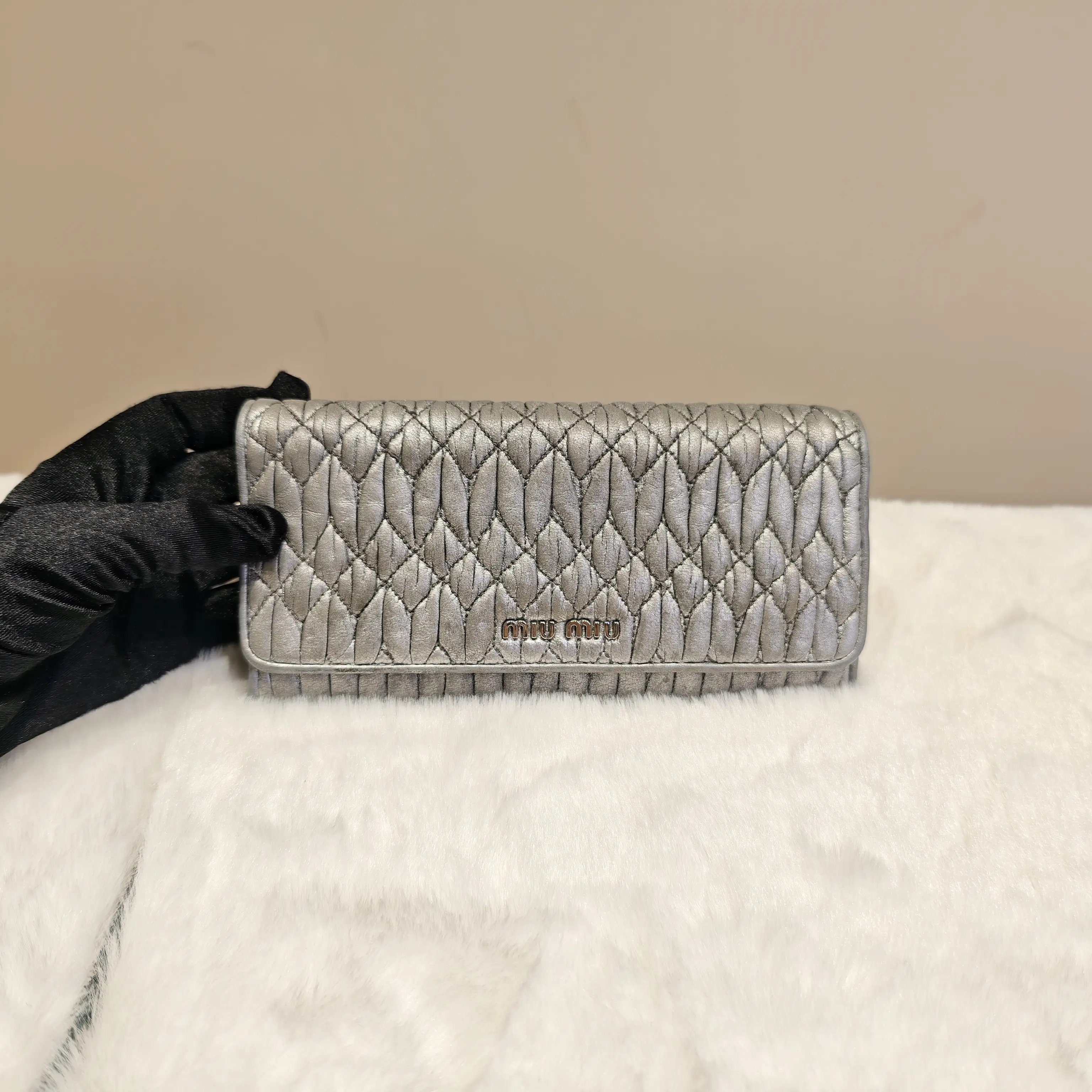 Pre-owned miu miu ruched silver wallet
