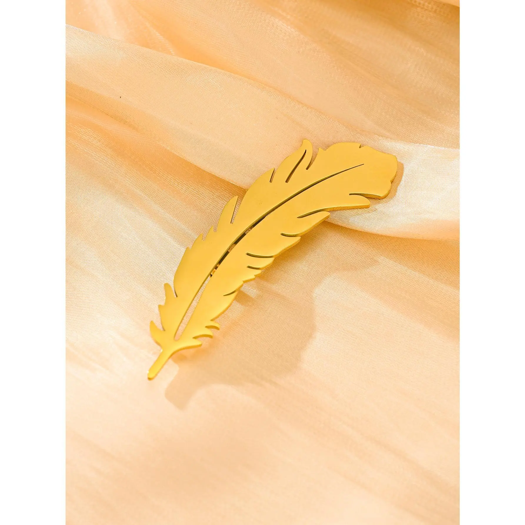 Simple Versatile Minimalist Golden Tone Metal Feather Brooch - Unisex Stainless Steel Fashion Accessory, Geometric Cut Jewelry for Casual Wear, Commute
