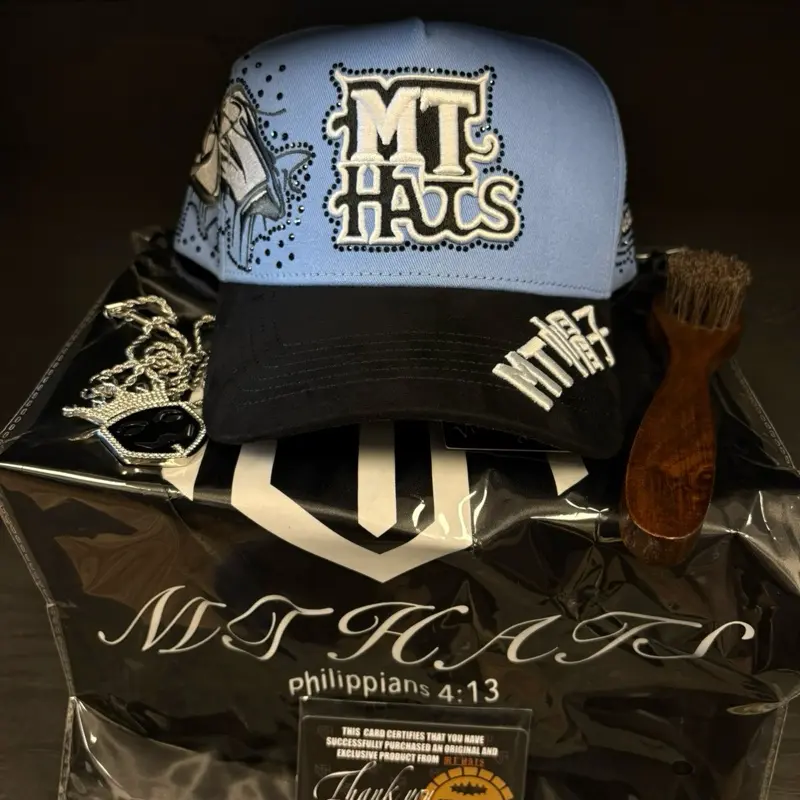 Gorra azul con letras y brillantes