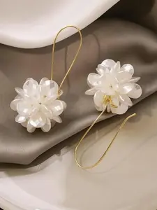 A Pair of White Petal Long Flower Ball Earrings, Fresh Gentle Style, Clear 3D Petal Lines/Plump Textured Flower Balls, Long Version Modifies Jawline, Elegant for Daily Street Wear/Dating, Suitable for Young Women Who Love Elegant Style