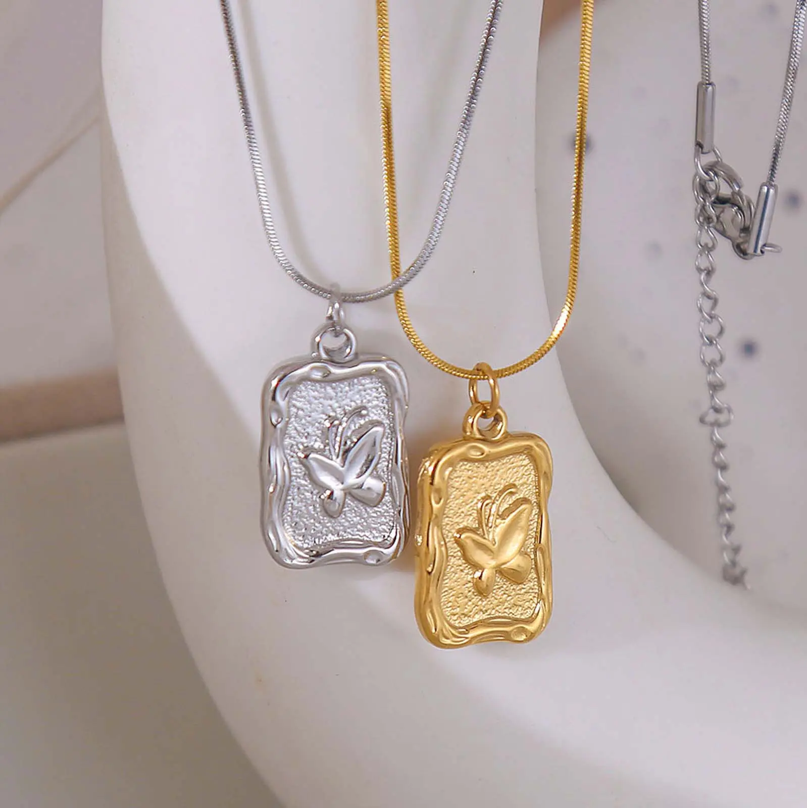 [Limited-Time Event] Vintage Relief Butterfly Pendant Clavicle Chain - Elegant, Graceful, Lightweight Artificial Gemstone Embossed High-End Literary Retro Jewelry Accessory, Elegant Necklace, Graceful Necklace