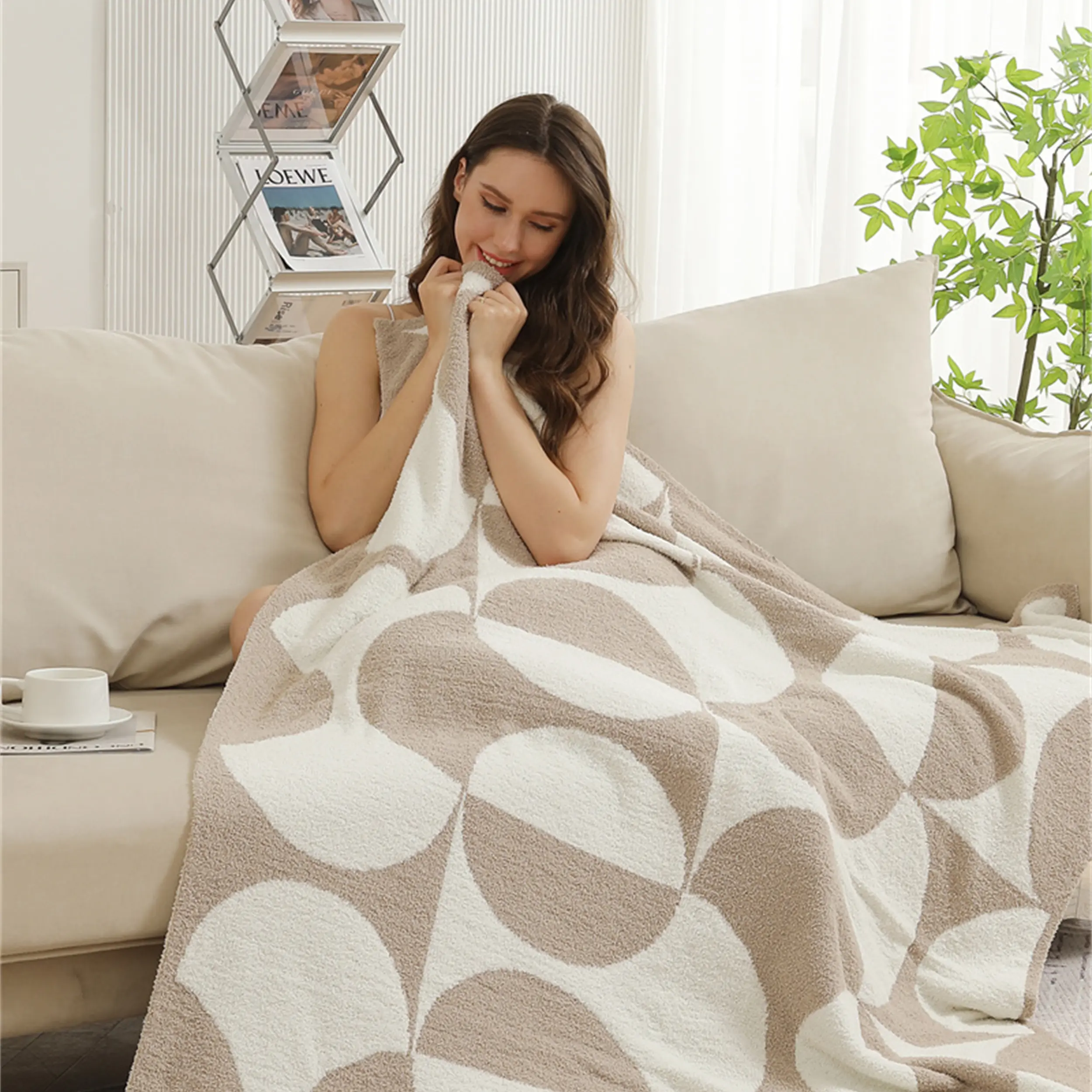 ComfyLuxe Overlapping Circles Pattern Luxury Soft Throw Blanket