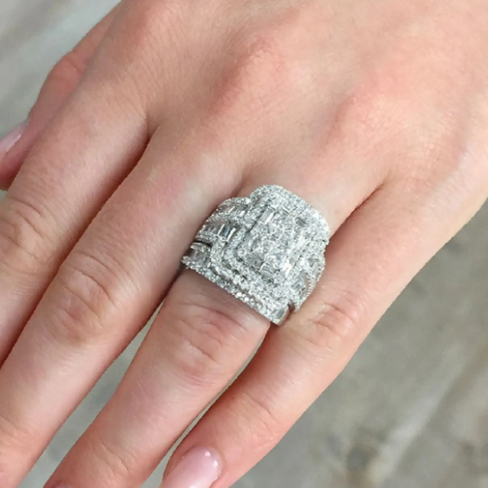 Set of 2 women's rings with Cubic Zirconia stones – Stylish and fashionable rings suitable for everyday wear, parties, anniversaries, and as gifts.