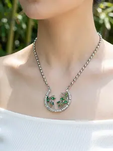 This bamboo leaf studded diamond necklace features a full diamond crescent shape paired with emerald green bamboo leaves, making it suitable for daily wear, vacation dates, and other occasions. It is also a surprising and exquisite small gift.