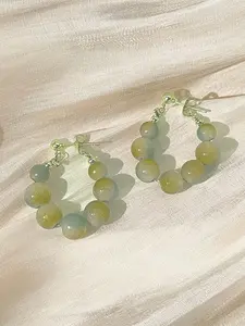 A pair of fashionable colored beaded earrings for women are suitable for daily wear, vacation dates, and other occasions, and are also a surprising and exquisite small gift