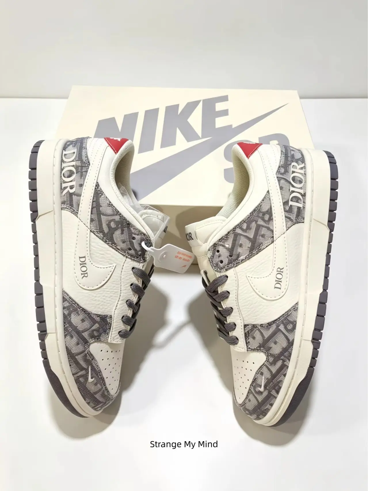 These low-top casual sneakers combine cream leather and grey printed fabric, matched with subtle red heel trim, delivering elegant vintage style for everyday street wear.