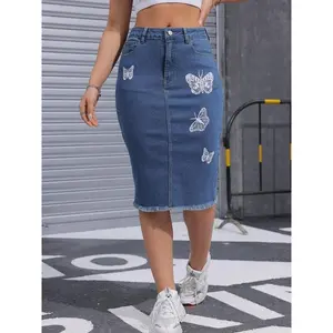 Women’s butterfly print raw hem denim skirt, fashionable casual knee-length skirt with pockets and a button fly for everyday outdoor wear; ladies’ bottoms for summer — GARMENTARY