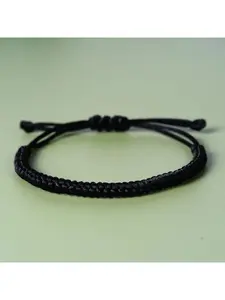 This two-in-one small bracelet for men and women is hand-woven and can be worn as a couple's wristband.