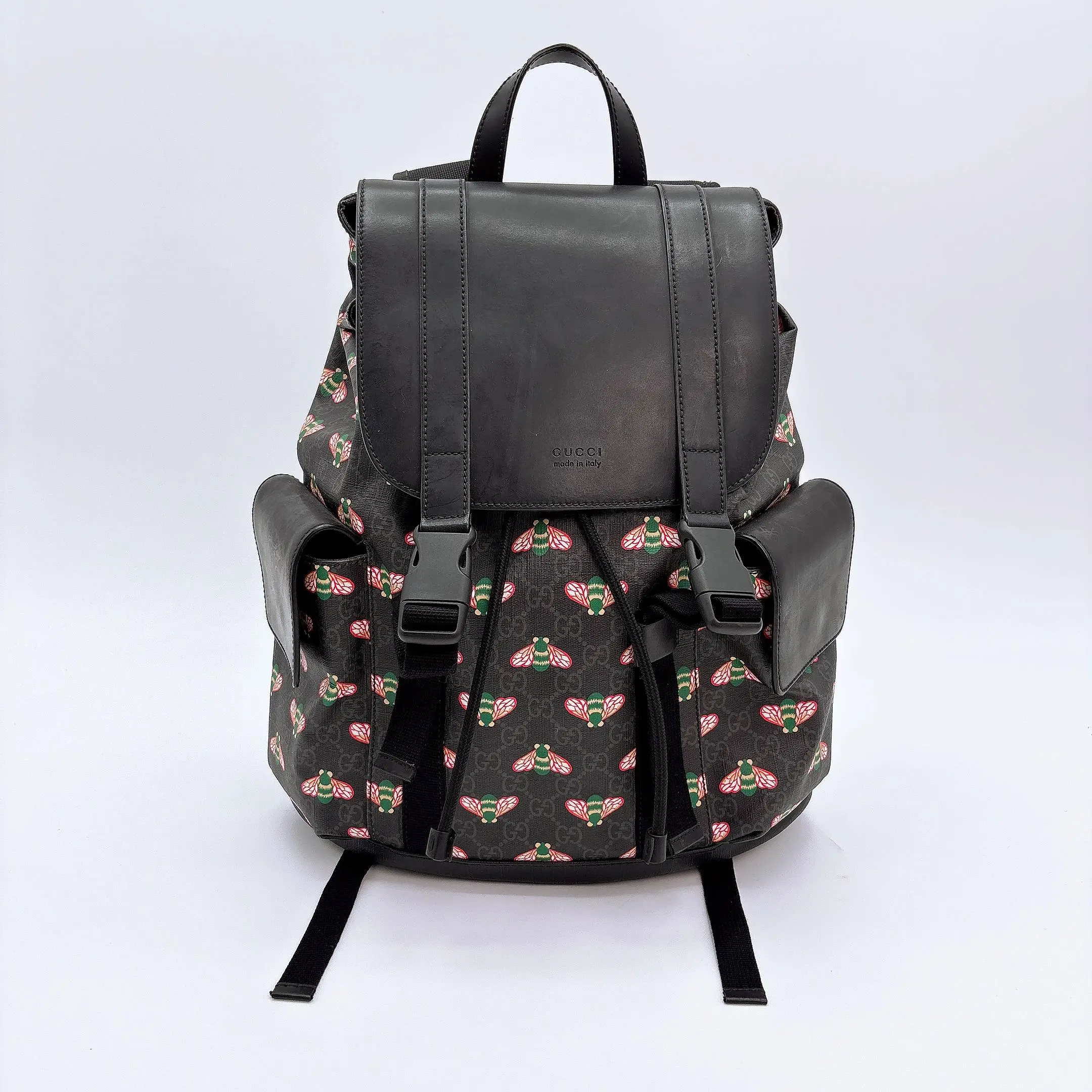 Pre-owned GUCCI GG Supreme Bestiary Bee Double Buckle Backpack in black