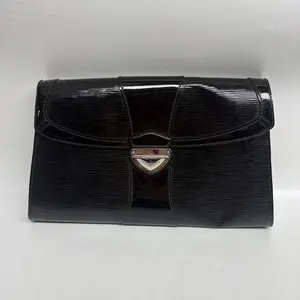 Pre-owned Calfskin Crossbody Bags Louis Vuitton Black EPI Vintage Clutch/Sling Bag