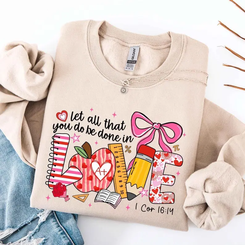 Teacher Valentine’s Love Gildan Sweatshirt, Retro Apple Teacher Heart Sweater, Trendy Valentine School Outfit, Cute Teacher Gift for Valentine’s Day