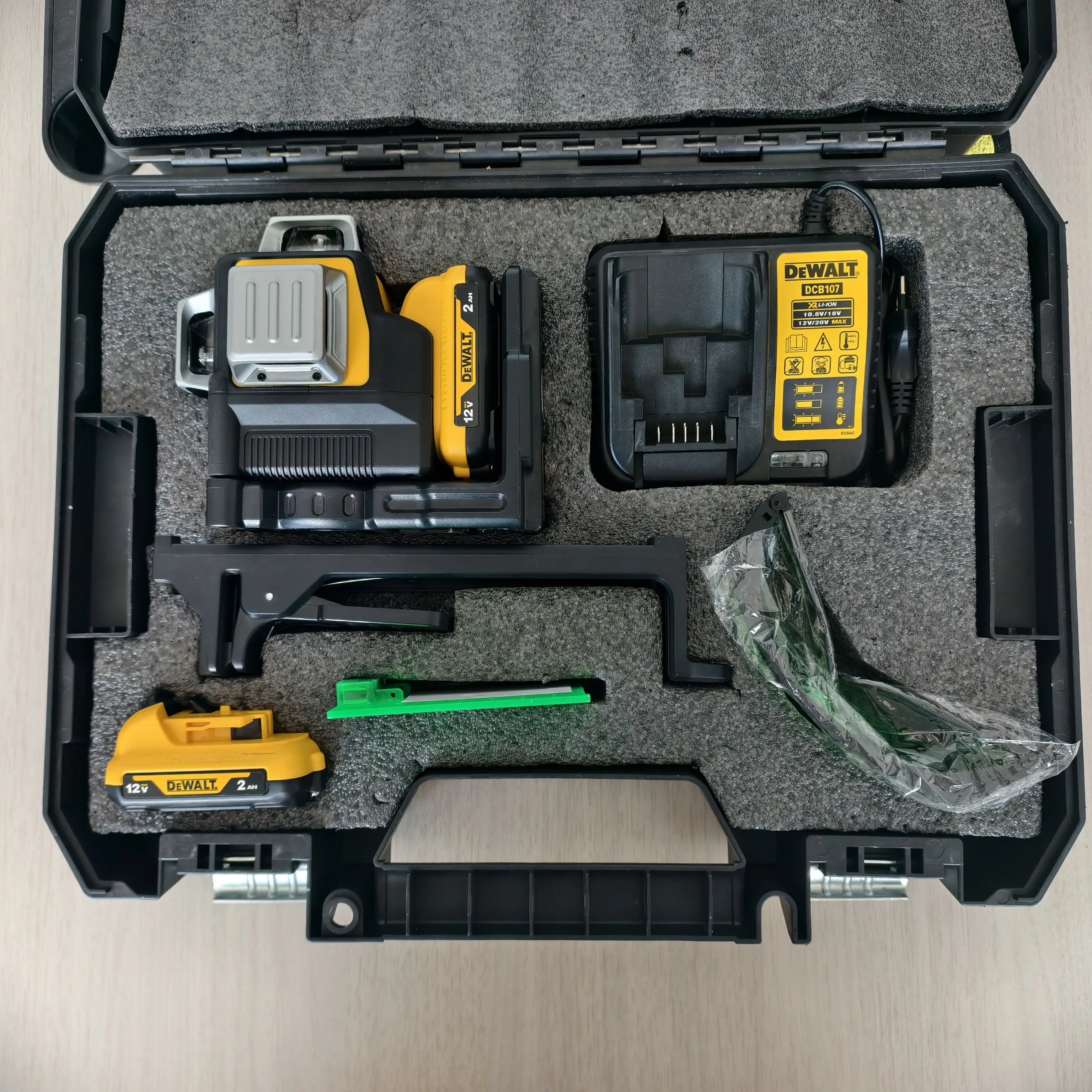 DEWALT DW089LG 12V MAX Green Beam Laser Level Kit - 3-Way 360° Rotation Combo with Charger, Ceiling Bracket, Case for Residential/Commercial Layout & Tile Projects