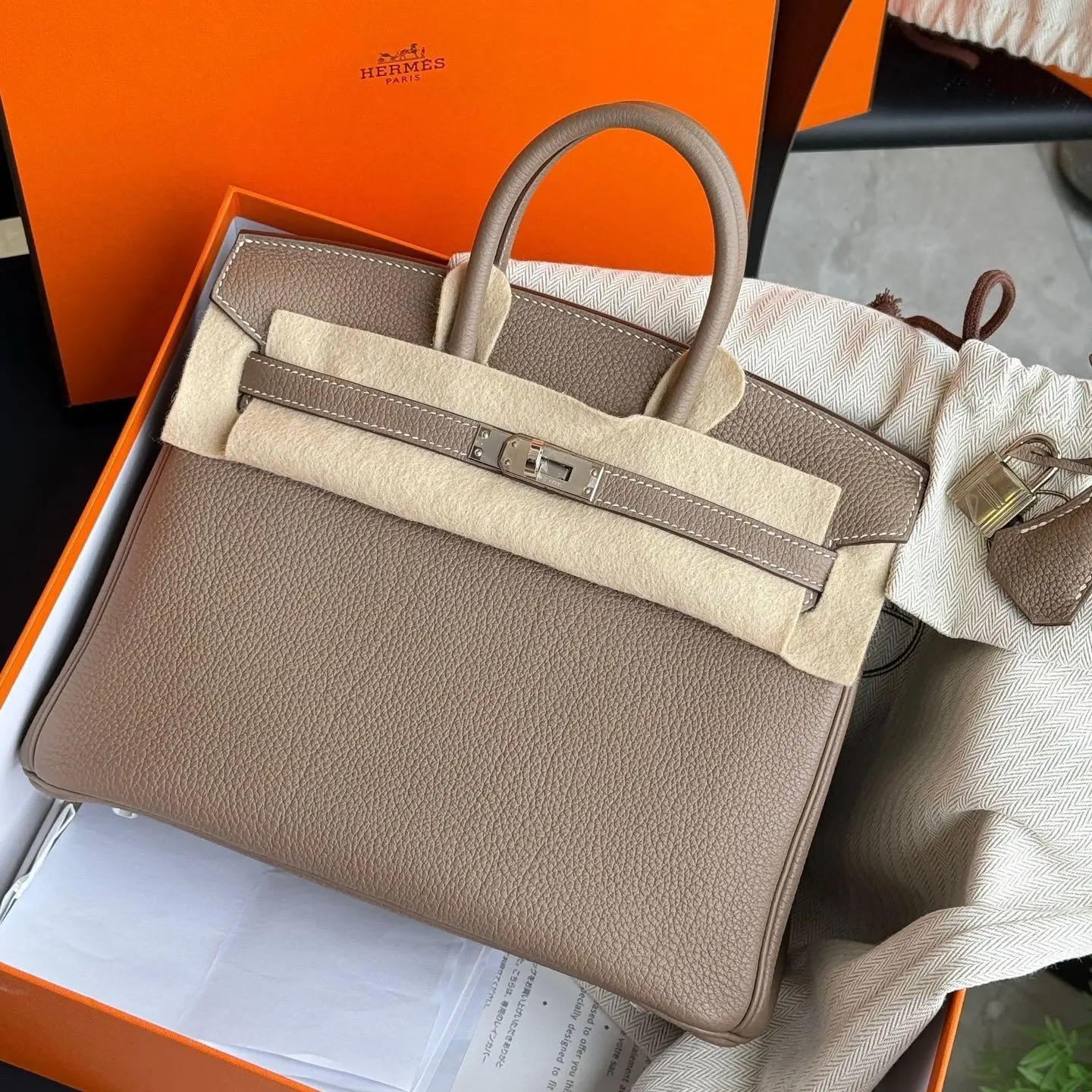 Pre-owned HERMÈS Birkin 25 Handbag Etoupe Grey Togo Leather Palladium‑Silver Hardware Z‑Stamp Iconic Top‑Handle Bag 2602496