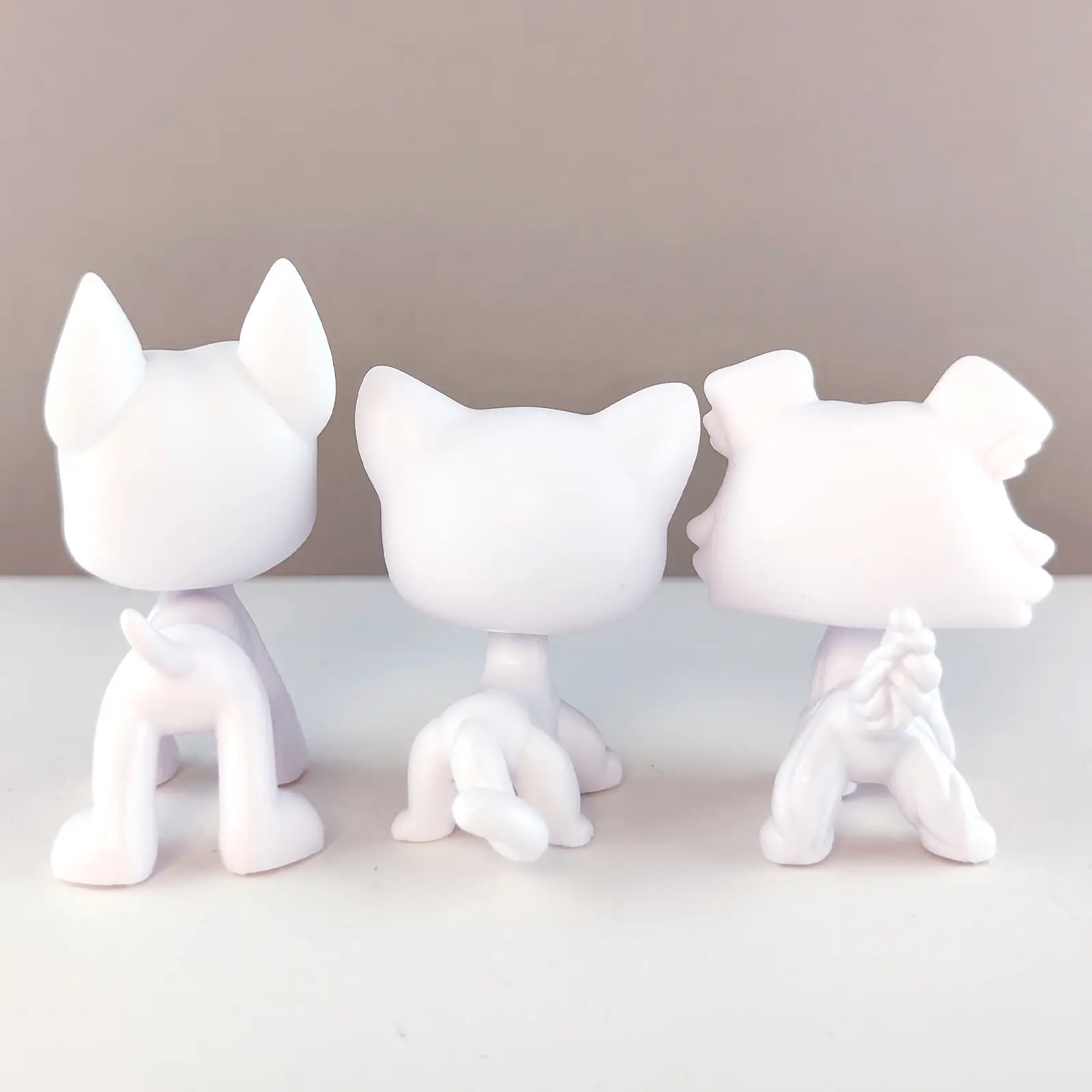 3 pcs Blank White DIY Pet Figurines, Unpainted Mini Animal Figures Set, Paintable Small Cat & Dog Puppy Statues for Custom Painting Craft Project, Blank Plastic Toy Figures for Kids Art Craft Decoration Gift